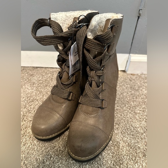 Universal Thread - Taupe Lace-Up Wedge Boots (Size 7.5) - Picture 3 of 8